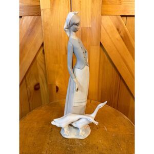 Lladro Porcelain Girl With Geese Figurine RETIRED Approx. 11" tall (6770)